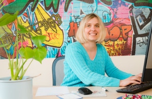 Die Büroleiterin bei der Arbeit am Empfang bei der Nachhulfe in Radebeul