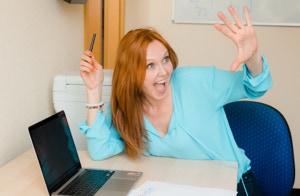 Susan Christine Fuchs mit symphatischer Geste am Schreibtisch bei der Nachhilfe in Radebeul 