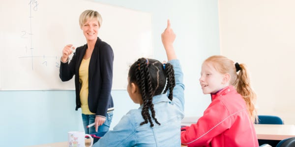 Zwei Mädchen mit Lehrerin während des Unterrichts in der Nachhilfe Radebeul
