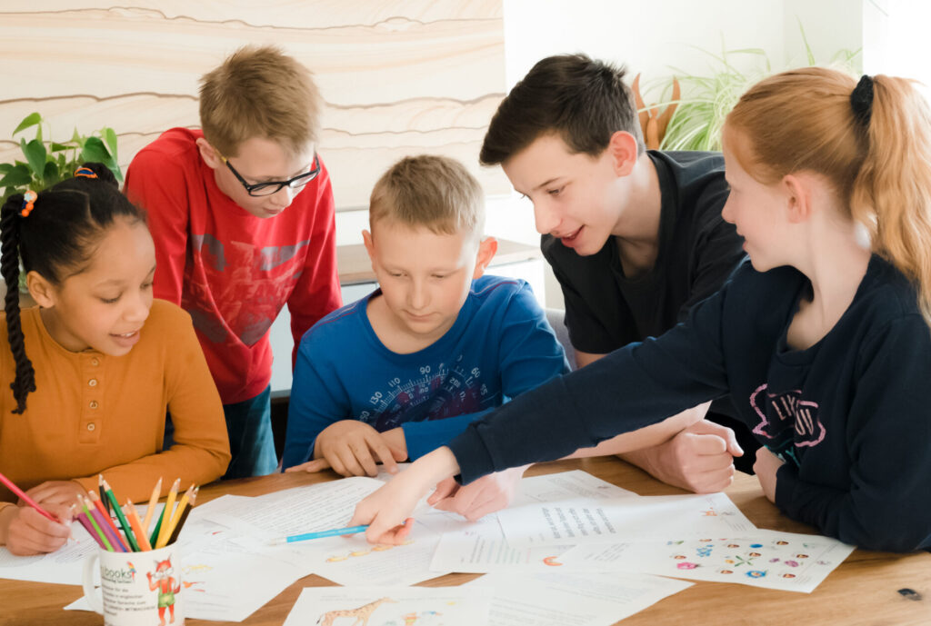 Schülergruppe beim Lernen